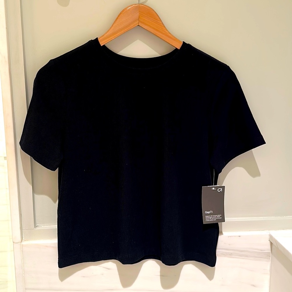 New With Tags GapFit Black Crop Top, size Small